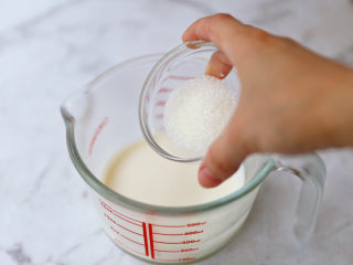 5、奥利奥海盐奶盖咖啡,淡奶油加入白糖