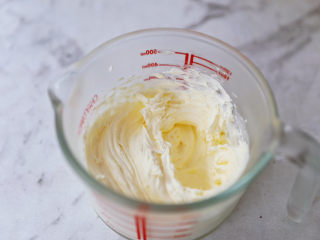 7、奥利奥海盐奶盖咖啡,打发至硬性奶油状