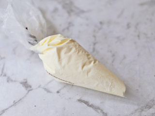 8、奥利奥海盐奶盖咖啡,装入裱花袋放入冰箱冷藏备用