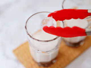 11、奥利奥海盐奶盖咖啡,加入冰块