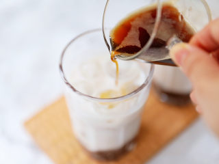 12、奥利奥海盐奶盖咖啡,加入咖啡