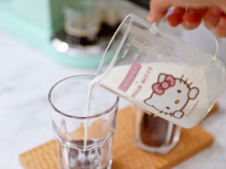 10、奥利奥海盐奶盖咖啡,加入纯牛奶