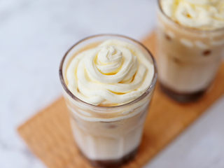 13、奥利奥海盐奶盖咖啡,挤入奶油