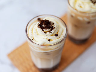 14、奥利奥海盐奶盖咖啡,撒上奥利奥饼干末即可