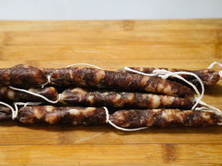 1、农家腊肠炝蒜,摘下酿晒干的腊肠。