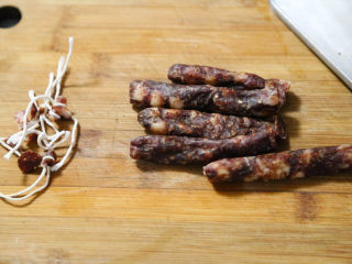 2、农家腊肠炝蒜,去掉腊肠两端的棉线。