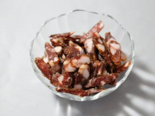 4、农家腊肠炝蒜,切好的腊肠放好备用，