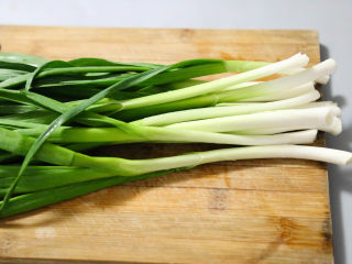 5、农家腊肠炝蒜,大蒜洗净。