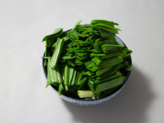 7、农家腊肠炝蒜,所有的大蒜都切成段备用。