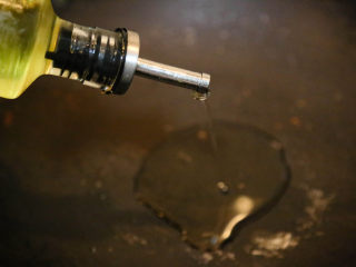 8、农家腊肠炝蒜,锅中放油，烧热。