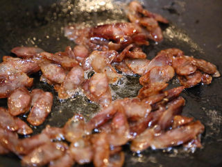 11、农家腊肠炝蒜,微微出油，熟透。