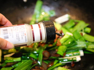 13、农家腊肠炝蒜,放入少许胡椒粉。