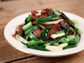 15、农家腊肠炝蒜,完成，可以开吃啦，超级下饭。