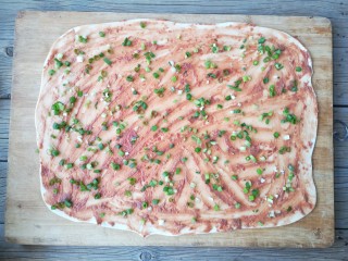 12、腐乳葱香饼,再把葱花撒上去。