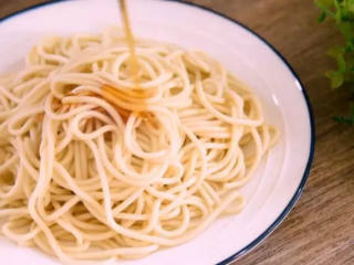 3、椒麻拌面这样做，好吃又爽口，一次来三碗还不过瘾,先淋少许香油，拌匀