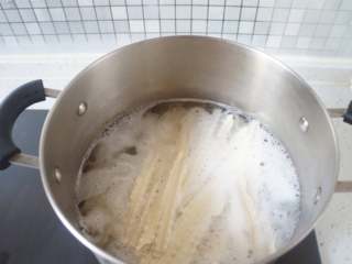 2、番茄肥牛刀削面,锅中加水烧开，放入刀削面条煮熟