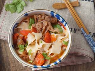 11、番茄肥牛刀削面,滋补又美味