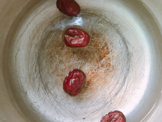 2、苹果雪梨汤,锅中放入清水，红枣去核后放入锅中