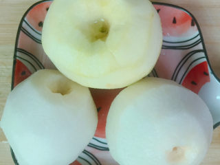 3、苹果雪梨汤,水果去皮