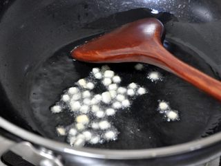 6、五谷杂粮炒饭,锅中放油,热油,倒入杏鲍菇丁,翻炒几下。