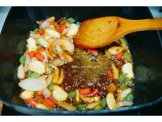 9、麻辣干锅虾,中小火爆香