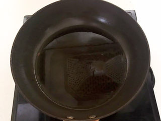 16、酸奶鸡蛋饼,炒锅烧热后刷一层玉米油