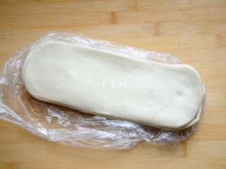 1、孜然牛肉炒拉条 家常面条百吃不厌的美味做法,面胚6片,放于温暖处松弛一下备用,现在天气比较寒冷,从外面买回来的面胚比较硬,面胚比较硬的时候不容易拉开,放在温暖的地方回回温,一会儿拉成拉条的时候就会比较容易。