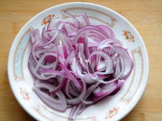 3、孜然牛肉炒拉条 家常面条百吃不厌的美味做法,半个洋葱,把最外边的一层老皮去掉,洋葱一分为二的切口向下,再用刀竖切成细丝。