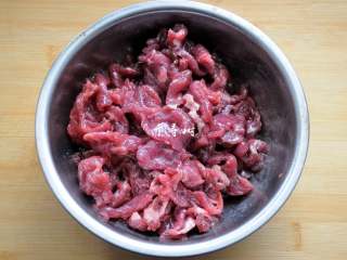 5、孜然牛肉炒拉条 家常面条百吃不厌的美味做法,牛肉提前切片处理好,牛肉的处理是这个孜然牛肉炒拉条的重点,经过处理后的牛肉无论怎么炒都不会老,更不会柴,炒上多久都没问题,即使是切成了厚片,炒出来的牛肉依然香嫩,就和你在饭店里吃到的牛肉口感一样,具体方法就是牛肉切片后,放盐一小勺、白胡椒粉1小勺,小苏打1小勺约1-2克,姜切碎挤出1勺姜汁,抓匀腌制15分钟后加入20ml食用油拌匀,然后封上2-3小时候用。一般我都是头天晚上把牛肉处理好,第二天中午吃,中午吃不完晚上再吃个炒牛柳之类的。