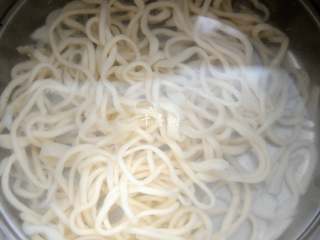 8、孜然牛肉炒拉条 家常面条百吃不厌的美味做法,煮好的拉条捞出过凉水,防止粘接到一起,过水后控水备用。