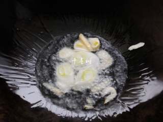 9、孜然牛肉炒拉条 家常面条百吃不厌的美味做法,锅内放油烧热,下葱片蒜片爆出香味儿。