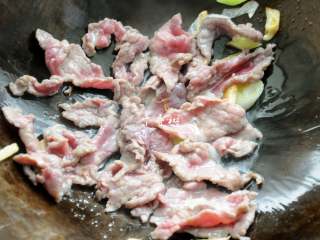 10、孜然牛肉炒拉条 家常面条百吃不厌的美味做法,下入处理好的牛肉片翻炒到稍微变色,这时候可以放心大胆的翻炒,怎么炒牛肉片都不会老。