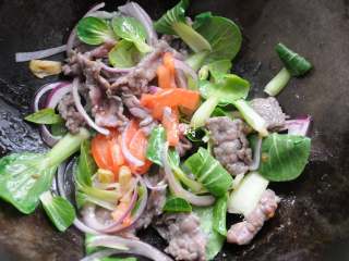 12、孜然牛肉炒拉条 家常面条百吃不厌的美味做法,将沥水后的青菜放入锅内翻炒。