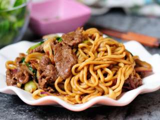 16、孜然牛肉炒拉条 家常面条百吃不厌的美味做法,看看这炒拉条,比饭店里炒的不知道要实惠多少倍了,对于无肉不欢的人来说简直是赤裸裸的诱惑啊!