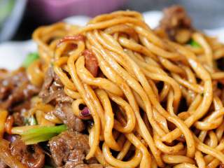 17、孜然牛肉炒拉条 家常面条百吃不厌的美味做法,诱人的炒拉条细节……面条筋道爽滑,牛肉鲜嫩软香……绝对会抵挡不住诱惑再盛上一盘!