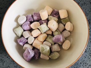 1、港式奶茶芋圆,Q弹软糯,奶香浓郁,芋圆适量,喜欢多放点。