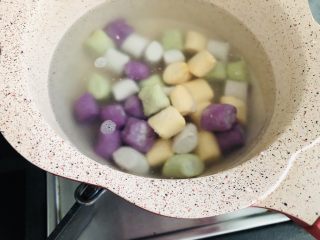 2、港式奶茶芋圆,Q弹软糯,奶香浓郁,加水适量水烧开。