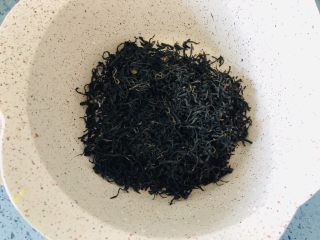 4、港式奶茶芋圆,Q弹软糯,奶香浓郁,红茶25克,我用的家里的散茶叶,有茶包更好。