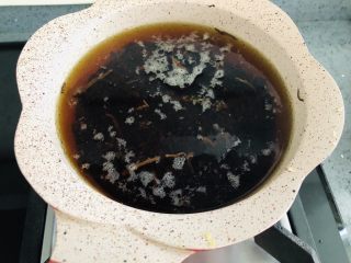 5、港式奶茶芋圆,Q弹软糯,奶香浓郁,加入水,小火煮开后继续煮一段时间。