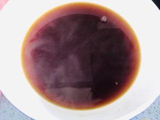 6、港式奶茶芋圆,Q弹软糯,奶香浓郁,煮好后把茶叶筛出来。