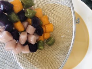 9、港式奶茶芋圆,Q弹软糯,奶香浓郁,倒入刚刚煮好的芋圆即可。