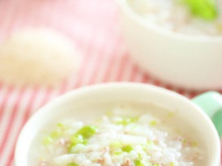 9、牛肉土豆粥8m+,软烂可口的牛肉土豆粥就做好了，可以出锅啦，一岁以上的宝宝可以放一小丢丢盐就好哈~