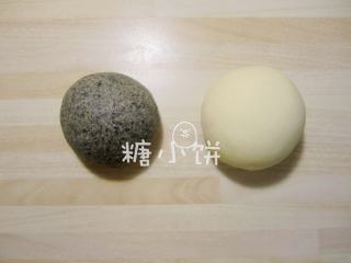 2、黑芝麻蝴蝶馒头,分别揉好两个面团。初发之后排气滚圆。