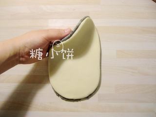 3、黑芝麻蝴蝶馒头,两个面团分别擀成宽约16CM的面片后叠在一起。继续擀一下，擀得方一点，同时也是让两个面片充分粘合。