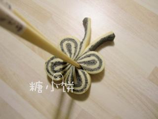 8、黑芝麻蝴蝶馒头,用筷子在中间夹一下收紧。