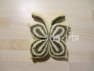 9、黑芝麻蝴蝶馒头,四角捏尖形成蝴蝶翅膀的形状。
