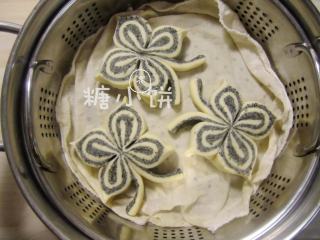 10、黑芝麻蝴蝶馒头,排入蒸锅中，室温醒发20分钟。