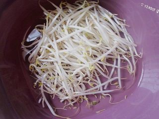 3、时蔬冷面,绿豆芽用水冲洗干净