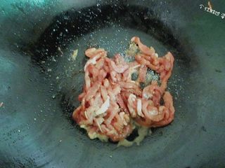 10、时蔬冷面,锅内放入少许油,把腌制好的肉丝,翻炒熟透即可