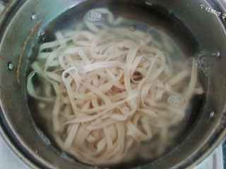 12、时蔬冷面,水煮开,加入几滴白醋和少许盐,下面条,这样做的窍门在于可以让面更加劲道更加白嫩